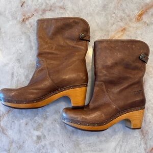UGG Women's Tan Leather Heeled Clogs SIZE 9